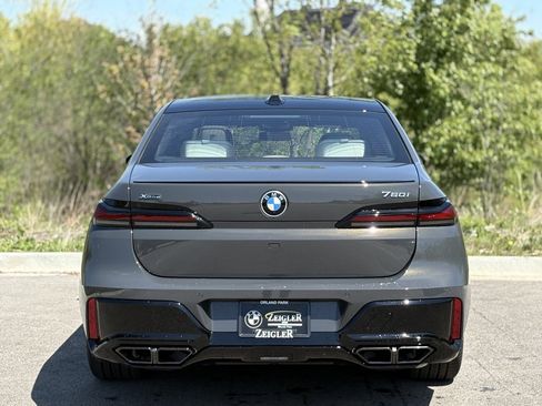 Used 2025 BMW 760i xDrive w/ Luxury Rear Seating Package image 5