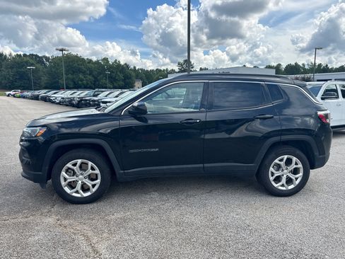 Used 2024 Jeep Compass Latitude AWD/4WD image 5