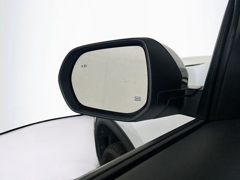 Used 2025 Chevrolet Traverse LT FWD image 16
