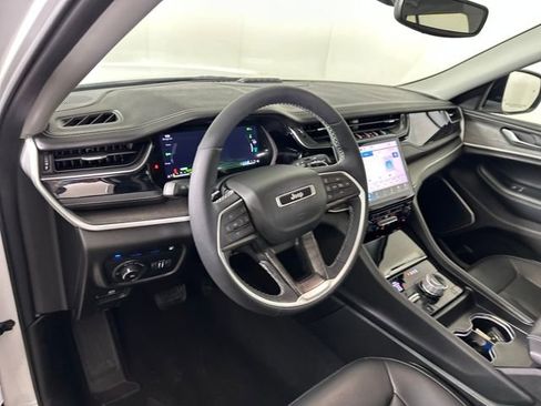 Used 2023 Jeep Grand Cherokee 4WD 4xe image 13