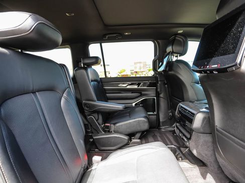 Used 2022 Jeep Wagoneer Series III w/ Premium Group I AWD/4WD image 27