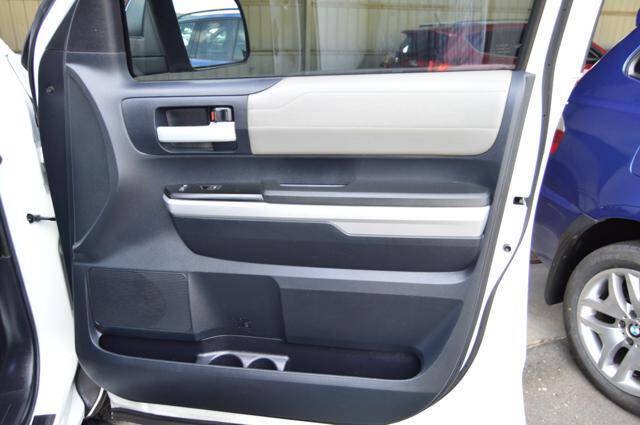 Used 2016 Toyota Tundra Limited w/ Limited Premium Package AWD/4WD image 31