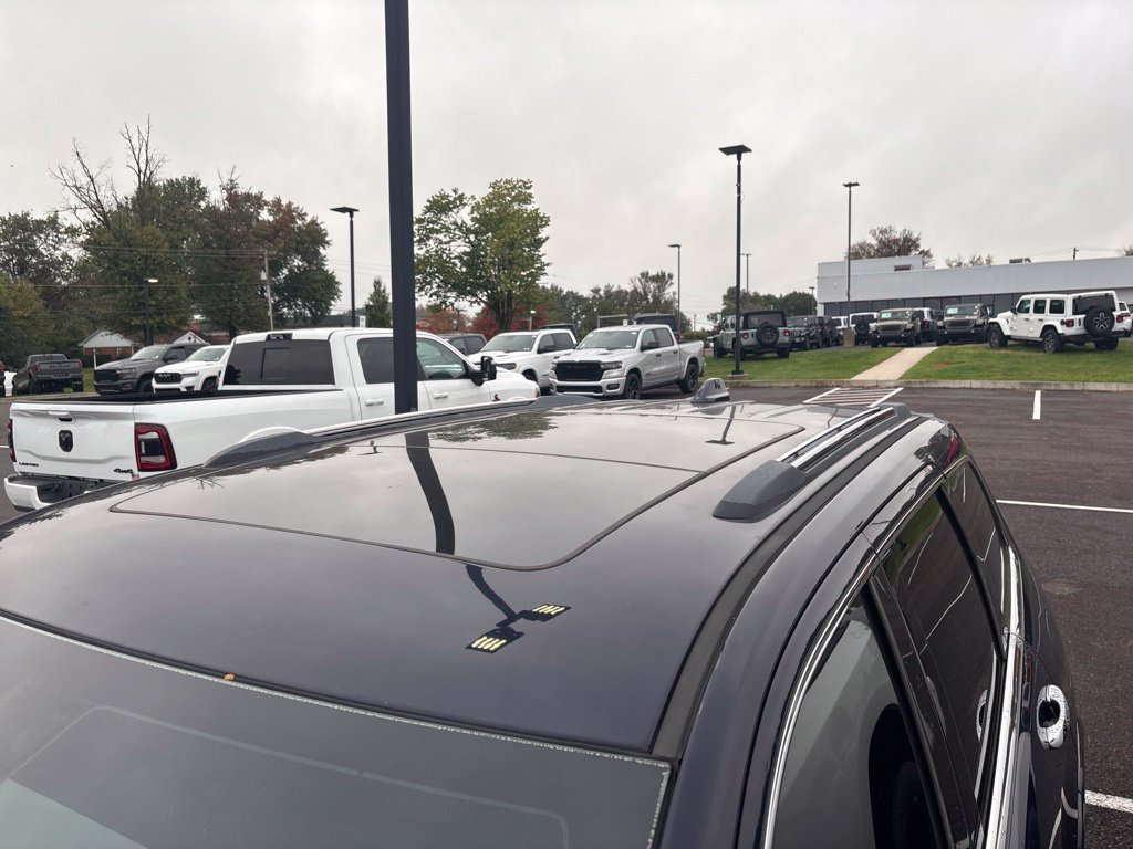 Used 2017 Jeep Grand Cherokee Overland AWD/4WD image 5