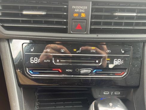 Used 2025 Volkswagen Jetta SE image 8