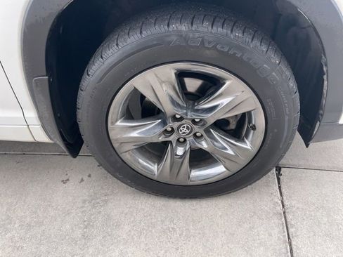 Used 2017 Toyota Highlander Limited Platinum image 23