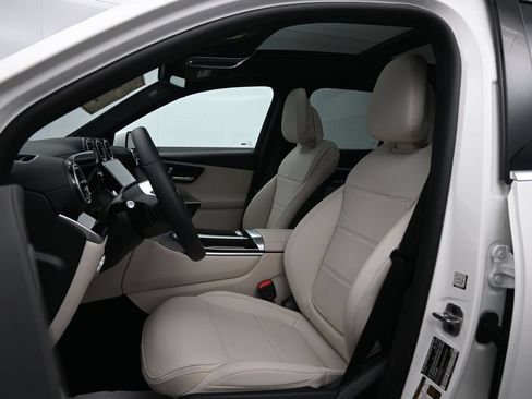 Used 2025 Mercedes-Benz GLC 300 4MATIC image 23