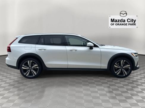 Used 2023 Volvo V60 B5 Cross Country Plus image 2