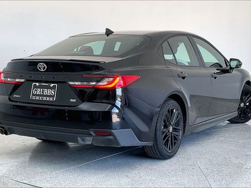 Used 2025 Toyota Camry SE image 2