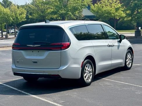 Used 2024 Chrysler Pacifica Touring-L FWD image 7