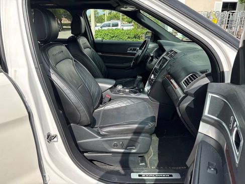 Used 2018 Ford Explorer Platinum AWD/4WD image 6