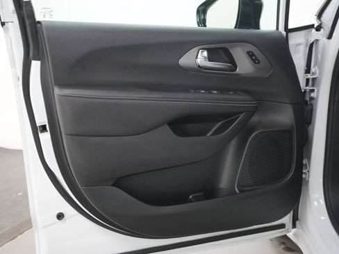 Used 2025 Chrysler Pacifica Select FWD image 21