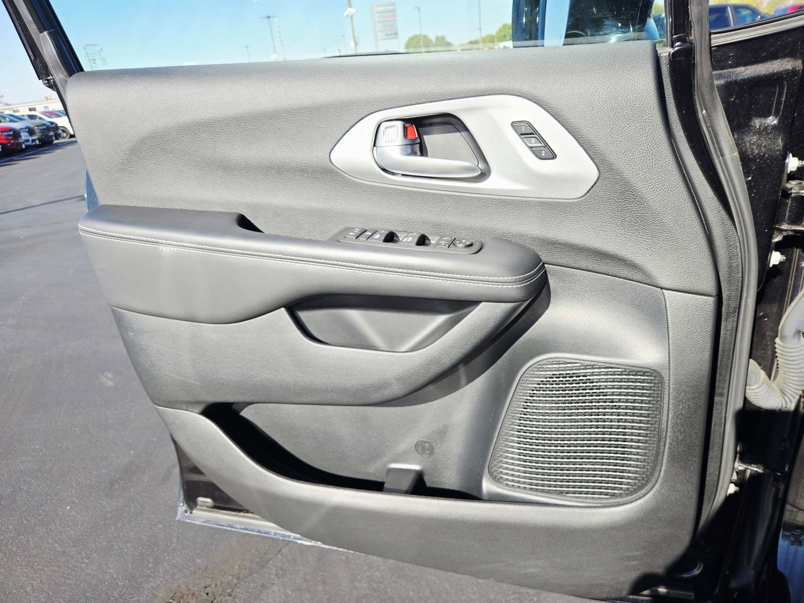 Used 2024 Chrysler Pacifica Touring-L FWD image 38