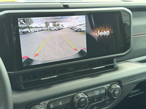 Used 2025 Jeep Gladiator Rubicon w/ Convenience Group AWD/4WD image 25