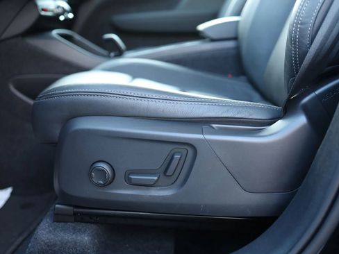 Used 2025 Volvo XC40 B5 Core image 10