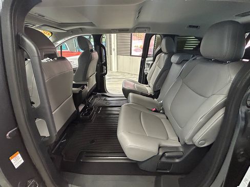Used 2025 Toyota Sienna XLE FWD image 50