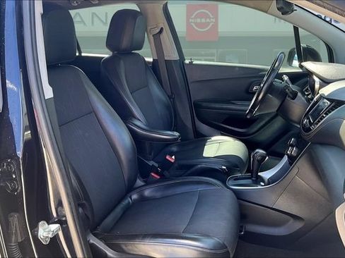 Used 2022 Chevrolet Trax LT w/ LT Convenience Package FWD image 25