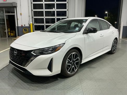 Used 2025 Nissan Sentra SR w/ SR Premium Package image 3