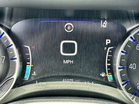 Used 2025 Chrysler Pacifica Select FWD image 15