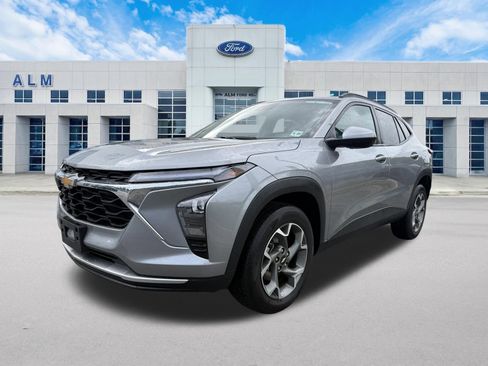 Used 2025 Chevrolet Trax LT w/ LT Convenience Package FWD image 1