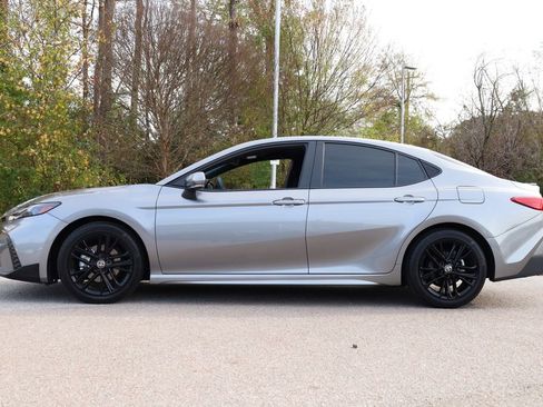 Used 2025 Toyota Camry SE image 4