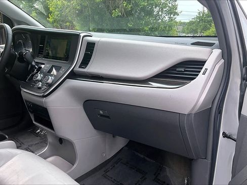 Used 2017 Toyota Sienna XLE w/ XLE Navigation Package FWD image 19