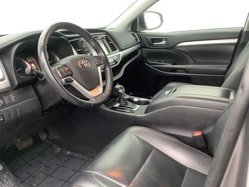 Used 2019 Toyota Highlander XLE AWD/4WD image 3
