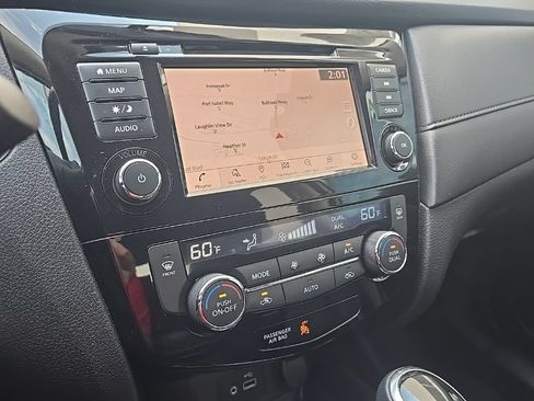 Used 2018 Nissan Rogue SV w/ Premium Package FWD image 22