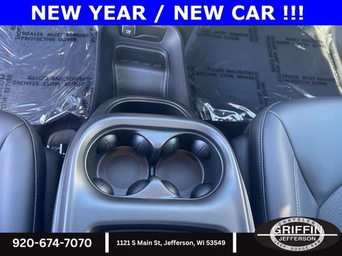 Used 2025 Chrysler Pacifica Select image 12