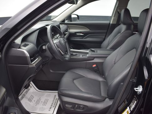 Used 2025 Toyota Grand Highlander XLE image 16