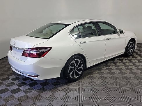 Certified 2017 Honda Accord EX image 4