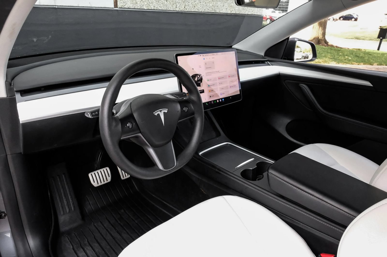 Used 2023 Tesla Model Y Long Range AWD/4WD image 2