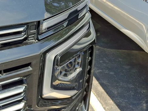 Used 2025 Chevrolet Tahoe High Country AWD/4WD image 5