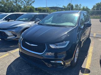 Used 2025 Chrysler Pacifica Select FWD video 2