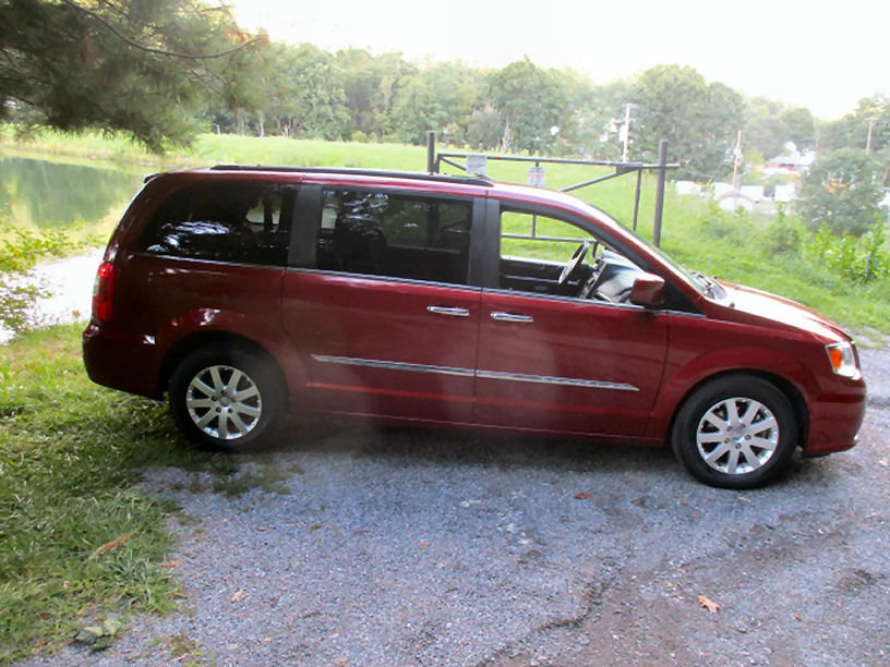 Used 2016 Chrysler Town & Country Touring w/ Driver Convenience Group FWD image 4