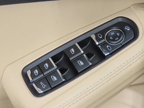Certified 2024 Porsche Macan AWD/4WD image 37