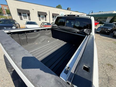 Used 2017 Nissan Titan SV AWD/4WD image 8