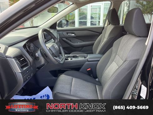 Used 2025 Nissan Rogue SV FWD image 3