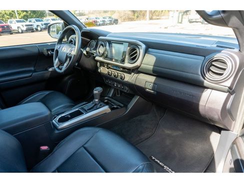 Used 2018 Toyota Tacoma Limited image 17