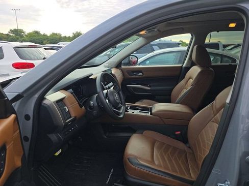 Certified 2025 Nissan Pathfinder Platinum w/ Cargo Package FWD image 7