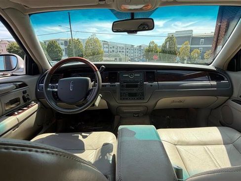 Used 2009 Lincoln Town Car Signature Limited RWD image 24