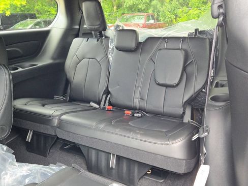 New 2027 Chrysler Pacifica LX FWD image 18