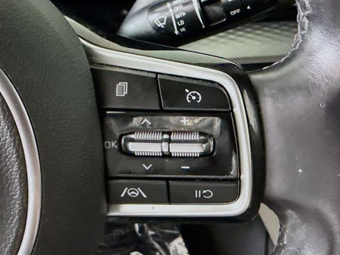Used 2023 Kia Carnival LX FWD image 15