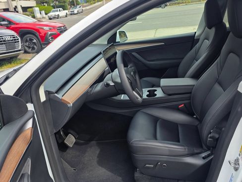Used 2025 Tesla Model Y Long Range RWD image 9