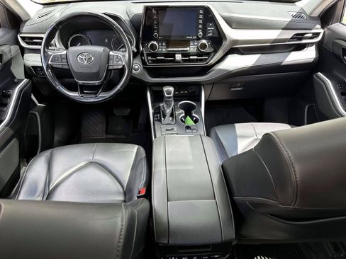 Used 2020 Toyota Highlander XLE AWD/4WD image 19