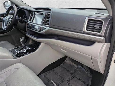 Used 2017 Toyota Highlander Limited image 22