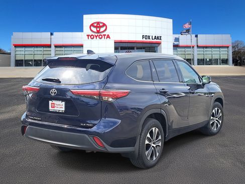 Used 2022 Toyota Highlander XLE image 3