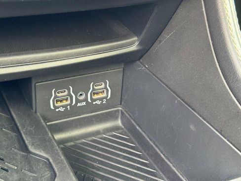 Used 2025 Chrysler Pacifica Limited image 26