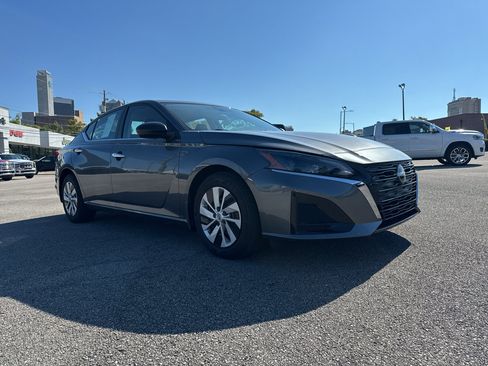 Used 2025 Nissan Altima 2.5 S FWD image 2