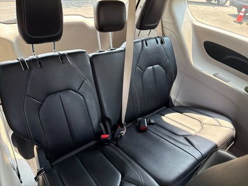 Used 2023 Chrysler Pacifica Touring-L FWD image 21