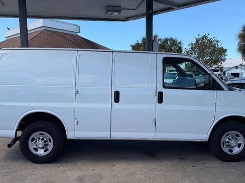 Used 2017 Chevrolet Express 2500 RWD image 4
